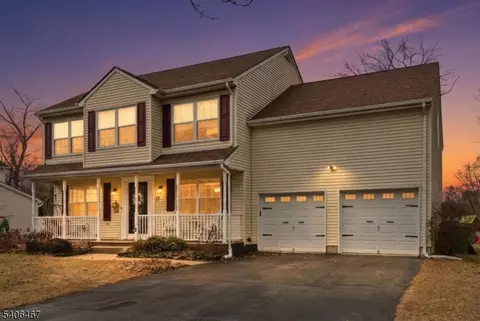 17 Frelinghuysen St, Belvidere, NJ 07823