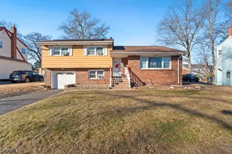 36 N Vivyen St, Bergenfield, NJ 07621