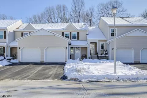 78 Carriage Ln, Newton, NJ 07860