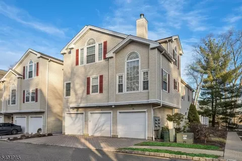 62 Witherspoon Ct, Morristown, NJ 07960