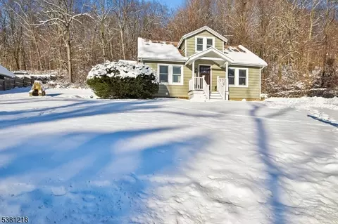 6 Cold Hill Rd, Brookside, NJ 07926