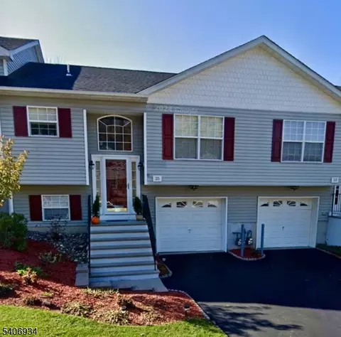 25 Oak Point Dr, Hamburg, NJ 07419