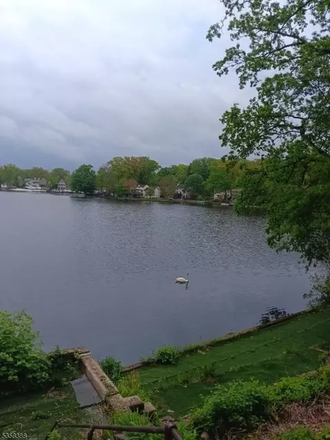 69 Fox Hill Rd, Mountain Lakes, NJ 07046