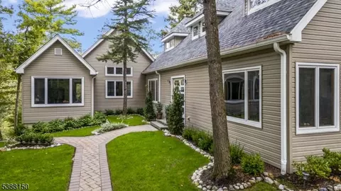 68 High Point Rd, Bloomingdale, NJ 07403
