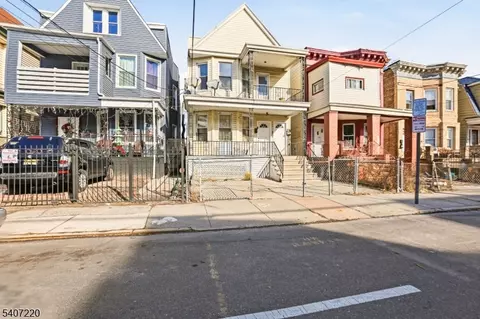 106 Wegman Pkwy, Jersey City, NJ 07305