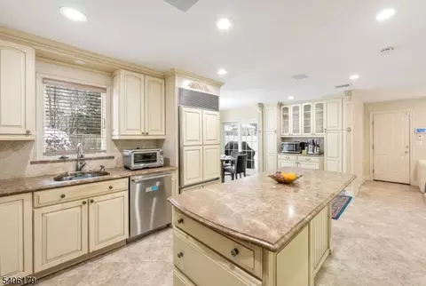 18 Vermont Dr, Paramus, NJ 07652 photo 12