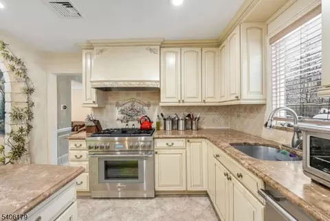 18 Vermont Dr, Paramus, NJ 07652 photo 14