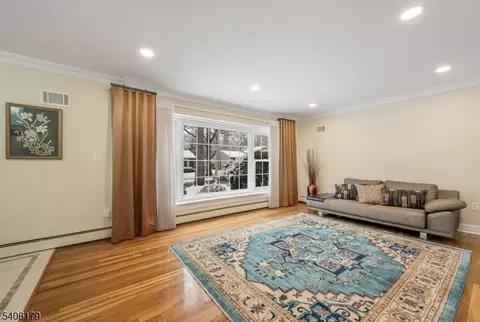 18 Vermont Dr, Paramus, NJ 07652 photo 5