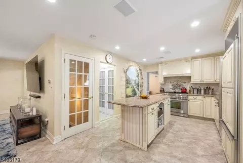 18 Vermont Dr, Paramus, NJ 07652 photo 11