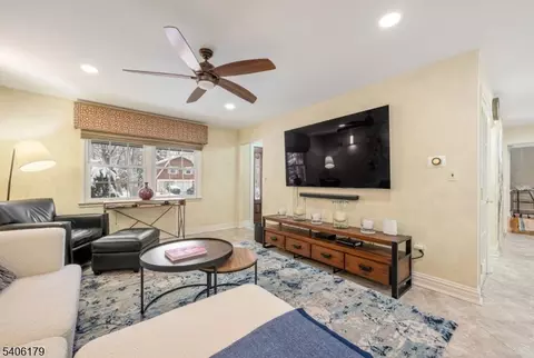 18 Vermont Dr, Paramus, NJ 07652 photo 17