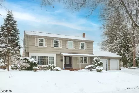 18 Vermont Dr, Paramus, NJ 07652