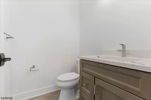 Bath - 759 Mechlin Corner Rd, Hampton, NJ 08827 photo 1 of 4