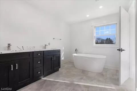 Bath - 759 Mechlin Corner Rd, Hampton, NJ 08827 photo 2 of 4