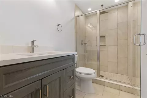 Bath - 759 Mechlin Corner Rd, Hampton, NJ 08827 photo 3 of 4