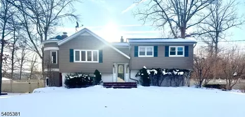9 Windsor Dr, Oak Ridge, NJ 07438