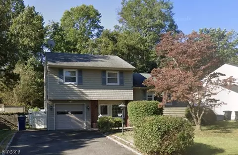 808 Riverbend Dr, Clark, NJ 07066