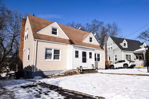 31 Aberdeen Ct, Haledon, NJ 07508