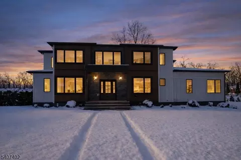17 Penwood Rd, Livingston, NJ 07039