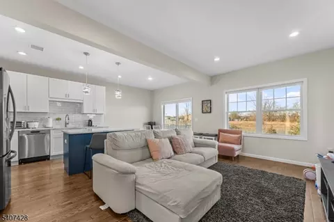 76 Valerie Dr, Manville, NJ 08835