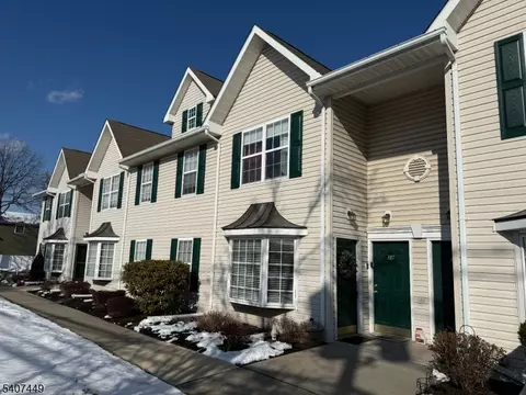 37 Chanda Ct, Clifton, NJ 07012