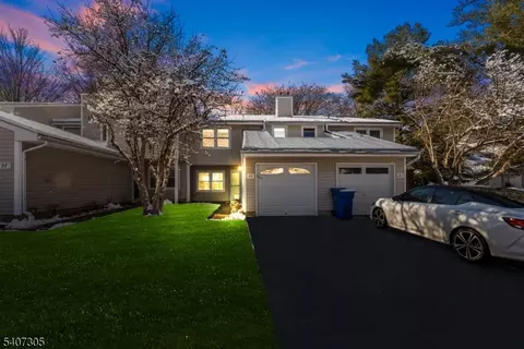 99 Woodmere Dr, Parlin, NJ 08859