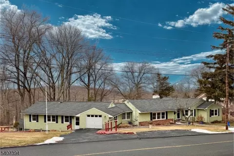 32 Seneca Trl, Sparta, NJ 07871