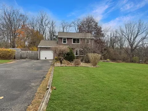4 Hadlar Dr, Lebanon, NJ 08833