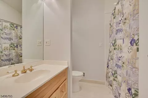 16 Peake Rd, Edison, NJ 08837 photo 24