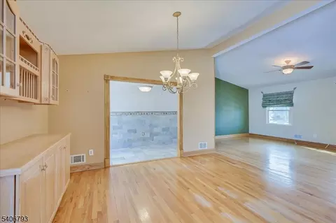 16 Peake Rd, Edison, NJ 08837 photo 13
