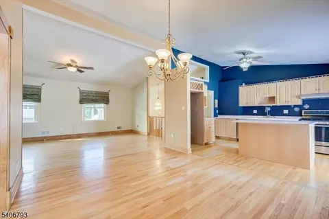 16 Peake Rd, Edison, NJ 08837 photo 12
