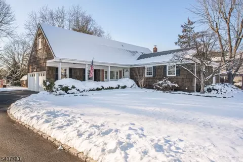 3 Maple Ct, East Hanover, NJ 07936