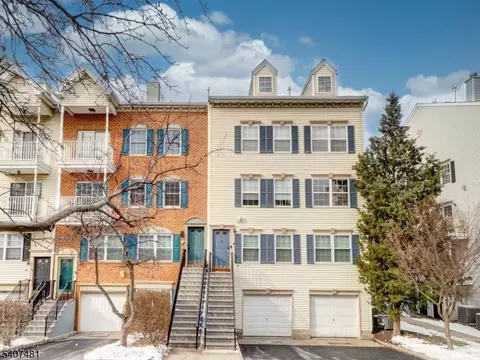 42 Krueger Ct, Newark, NJ 07103
