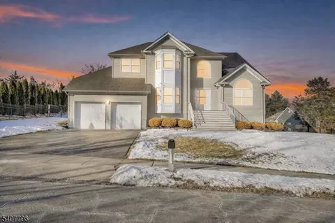 4 Bellows Ln, Towaco, NJ 07082