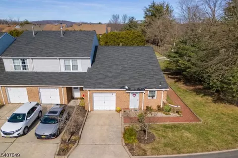 8 Lee Ct, Lebanon, NJ 08833
