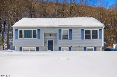 31 Meadow Ln, Vernon, NJ 07462