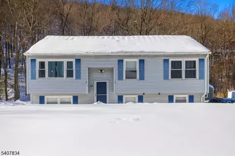 31 Meadow Ln, Vernon, NJ 07462