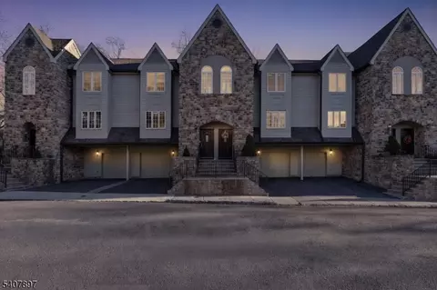 57 Daria Ln, Berkeley Heights, NJ 07922