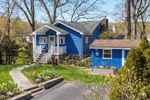 7 Birch Rd, Bloomingdale, NJ 07403