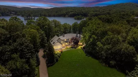 801 W Shore Dr, Kinnelon, NJ 07405