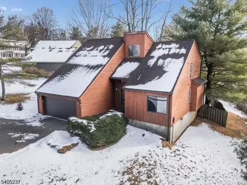2 Berrywood Ln, High Bridge, NJ 08829