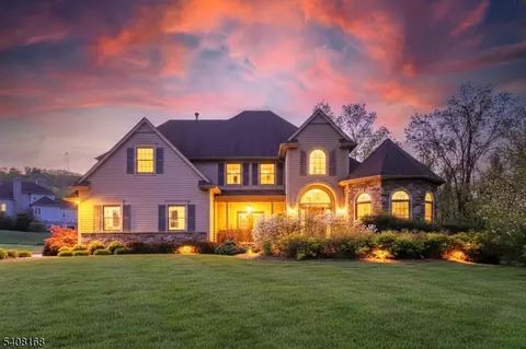 2 Sutton Ct, Hamburg, NJ 07419