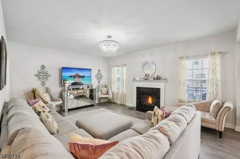62 Trafalgar Ct, Sparta, NJ 07871