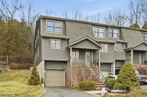 5 Mountain Ridge Rd, Bloomingdale, NJ 07403