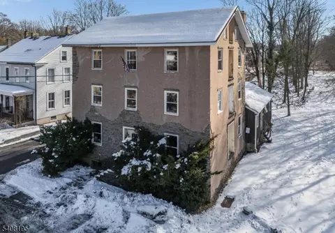 10 Green St, Milford, NJ 08848