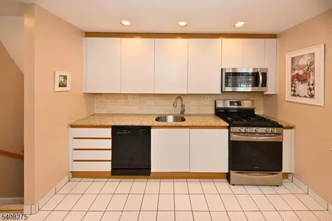 368 Elmwood Dr, Paramus, NJ 07652 photo 7