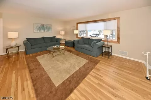 368 Elmwood Dr, Paramus, NJ 07652 photo 3