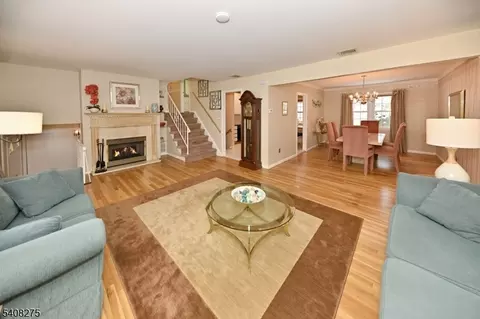 368 Elmwood Dr, Paramus, NJ 07652 photo 2