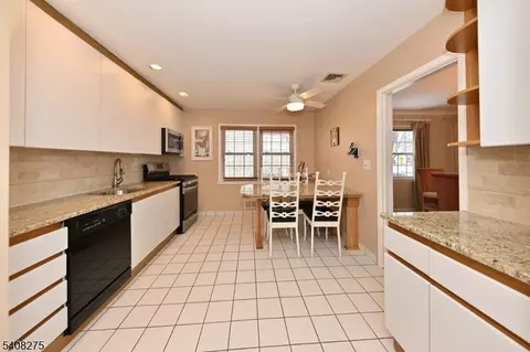 368 Elmwood Dr, Paramus, NJ 07652 photo 5