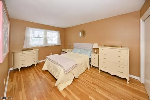 368 Elmwood Dr, Paramus, NJ 07652 photo 9