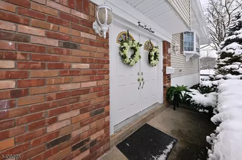 368 Elmwood Dr, Paramus, NJ 07652 photo 22